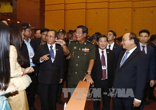 Thủ tướng Nguyễn Xuân Phúc và Thủ tướng Campuchia Hun Sen gặp gỡ nhân dân Bình Dương 